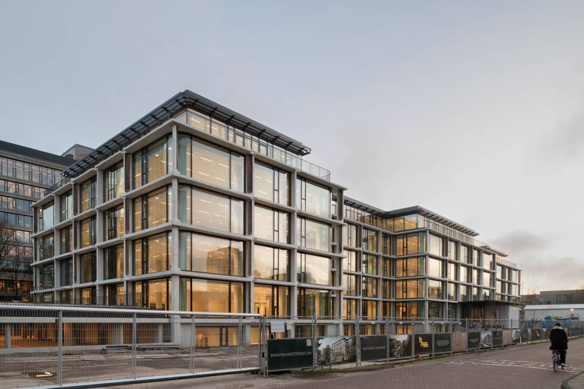 طراحی و اجرای ساختمان‌های مسکونی، اداری و تجاری